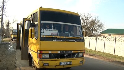 У Херсоні водій машрутки возить безкоштовно школярів-відмінників. СУСПІЛЬНЕ | ВІДЕОНОВИНИ