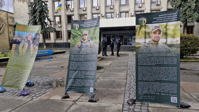 В Ужгороді відкрили фотовиставку "Обличчя незламності" В Ужгороді відкрили фотовиставку "Обличчя незламності"