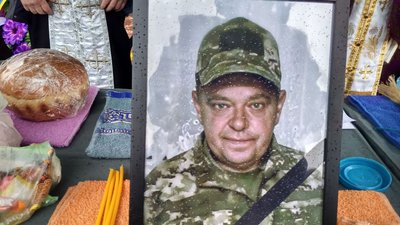У Кропивницькому попрощалися з чотирма військовими, які загинули на війні з Росією У Кропивницькому попрощалися з чотирма військовими, які загинули на війні з Росією