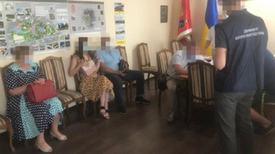 ДБР повідомило про підозру завідувачці одного з відділів Старокостянтинівської міськради