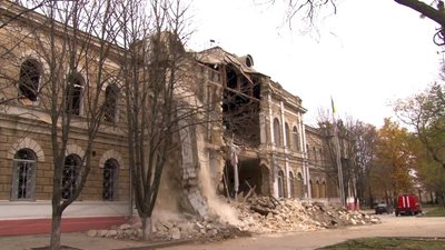 У Миколаєві повалили аварійну частину фасаду будівлі Першої української гімназії