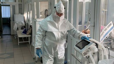 Харківські інженери передали львівським лікарям 6 захисних масок PAPR