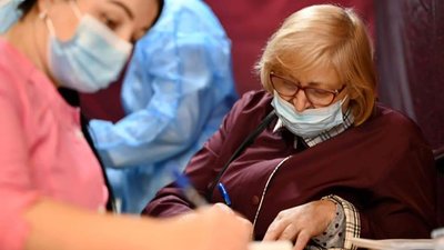Понад 1300 людей на Закарпатті щепилися першою дозою від СOVID-19 минулої доби Понад 1300 людей на Закарпатті щепилися першою дозою від СOVID-19 минулої доби