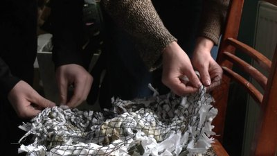 У Львові волонтери виготовляють маскувальні нашоломники У Львові волонтери виготовляють маскувальні нашоломники