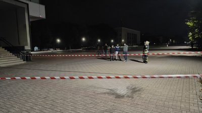 Місце вибуху гранати у Шептицькому огородили стрічками