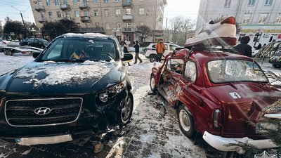 На Волі у Луцьку розтрощили рекламний червоний запорожець