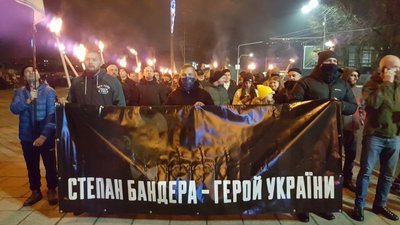 У Черкасах смолоскипною ходою відзначили день народження Степана Бандери У Черкасах смолоскипною ходою відзначили день народження Степана Бандери