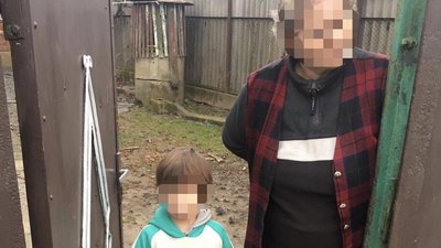Пішов з дому у пошуках мами. На Закарпатті правоохоронці повернули додому 5-річного хлопчика