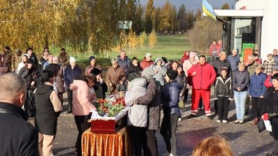 На Кіровоградщині в Онуфріївській громаді попрощалися з захисником Віктором Байдаком На Кіровоградщині в Онуфріївській громаді попрощалися з захисником Віктором Байдаком