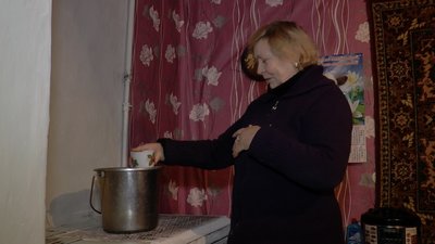 Ніна Кальна отоплює своє помешкання газовою піччю Ніна Кальна отоплює своє помешкання газовою піччю