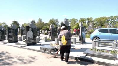 Комунальні працівники прибирають на кладовищах у Черкасах Комунальні працівники прибирають на кладовищах у Черкасах