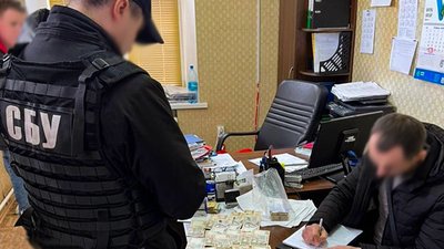 У Кропивницькому СБУ затримала на хабарі директора інституту У Кропивницькому СБУ затримала на хабарі директора інституту