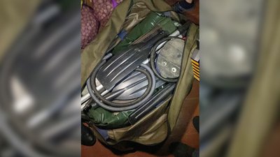 Речі, які поліцейські знайшли у підозрюваних чоловіків.Чернігів Речі, які поліцейські знайшли у підозрюваних чоловіків.Чернігів