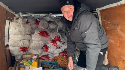 Волонтери Чернігівщини відвезли до Бахмута п'ять бусів з гуманітарним вантажем Волонтери Чернігівщини відвезли до Бахмута п'ять бусів з гуманітарним вантажем