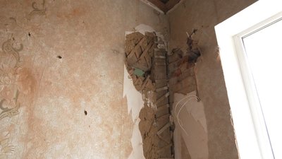 Снаряд пробив стіну між кімнатами Снаряд пробив стіну між кімнатами