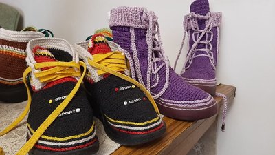 Змінила професію, щоб займатись творчістю. Історія херсонки, яка створює в'язане взуття Змінила професію, щоб займатись творчістю. Історія херсонки, яка створює в'язане взуття
