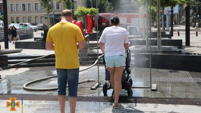 У Дніпрі надзвичайники влаштували акцію: охолоджували містян під музику У Дніпрі надзвичайники влаштували акцію: охолоджували містян під музику