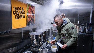 Третя штурмова роздає гарячі обіди в Києві