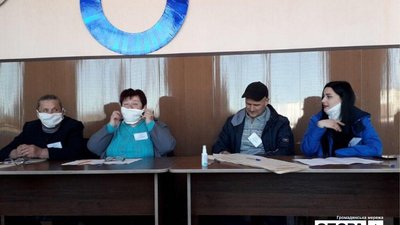Члени комісій у масках: проміжні вибори на Харківщині розпочалися вчасно Члени комісій у масках: проміжні вибори на Харківщині розпочалися вчасно
