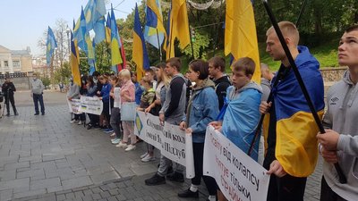 Півсотні студентів та викладачі Олімпійського коледжу протестують під Кабміном