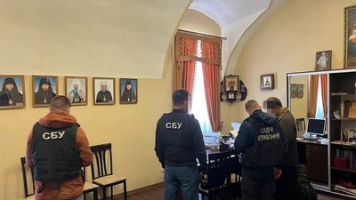 Знайшли пропагандистську літературу: на Вінниччині СБУ провела обшуки у митрополита УПЦ Знайшли пропагандистську літературу: на Вінниччині СБУ провела обшуки у митрополита УПЦ