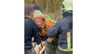 Чоловік, рятувальники, люди, криниця, Франківщина