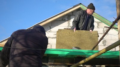"Я на все взяла кредит, а тепер все розбите". Як у Новософіївці на Запоріжжі відбудовуються після обстрілів