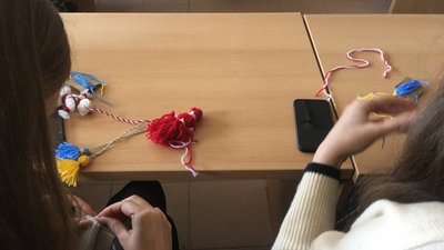Мартениці для бійців: у Тернополі студенти-історики виготовили болгарські обереги Мартениці для бійців: у Тернополі студенти-історики виготовили болгарські обереги