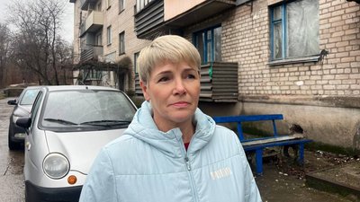 Відклеюються шпалери та пліснява на стінах: в багатоповерхівці Кривого Рогу шість років тече дах Відклеюються шпалери та пліснява на стінах: в багатоповерхівці Кривого Рогу шість років тече дах
