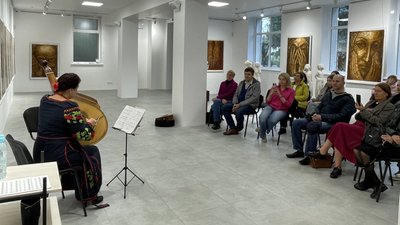 Українські пісні в супроводі бандури та гітари: черкаські музиканти збирали кошти на ЗСУ Українські пісні в супроводі бандури та гітари: черкаські музиканти збирали кошти на ЗСУ