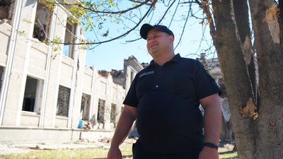 "Знімаєш рукавиці, а руки в крові", — рятувальник про виїзд на місце ракетного обстрілу у Вінниці
