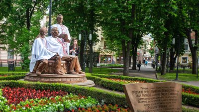 У Франківську Руську трійцю вдягнули у вишиванки