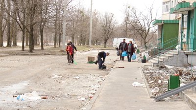 У Харкові волонтери прибирають мікрорайон, який з першого дня війни під обстрілами У Харкові волонтери прибирають мікрорайон, який з першого дня війни під обстрілами