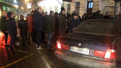 У Львові машина в'їхала в зупинку громадського транспорту