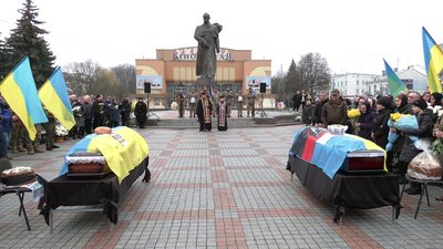 У Рівному попрощалися із бійцями Петром Новицьким і Русланом Дердюком У Рівному попрощалися із бійцями Петром Новицьким і Русланом Дердюком