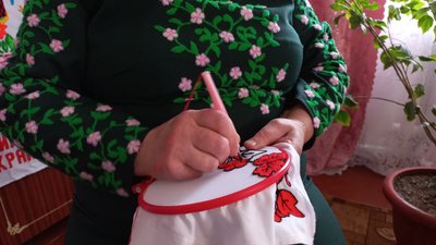 "Обираю веселі кольори": пенсіонерка із Житомирщини вишиває рушники та одяг і допомагає ЗСУ "Обираю веселі кольори": пенсіонерка із Житомирщини вишиває рушники та одяг і допомагає ЗСУ