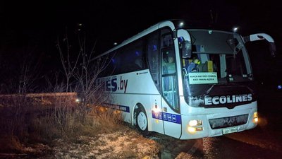 Біля Чернігова через ожеледицю автобус та фура з'їхали в кювет