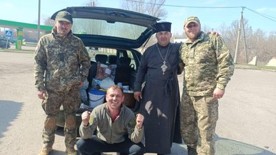 Отець Іван Терновський з Івано-Франківщини вирощує розсаду та овочі, а також їздить з волонтерами на фронт Отець Іван Терновський з Івано-Франківщини вирощує розсаду та овочі, а також їздить з волонтерами на фронт