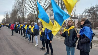 У Новій Каховці на Херсонщині учні та студенти створили "Молодіжний ланцюг єдності" У Новій Каховці на Херсонщині учні та студенти створили "Молодіжний ланцюг єдності"