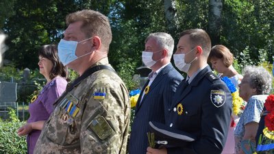 Хвилина мовчання на церемонії покладання Хвилина мовчання на церемонії покладання