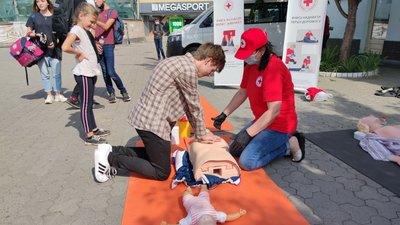 Першу допомогу вчили надавати на площі Театральній в Ужгороді