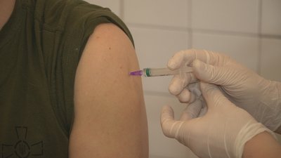 На Вінничині розпочали вакцинацію військовослужбовців На Вінничині розпочали вакцинацію військовослужбовців