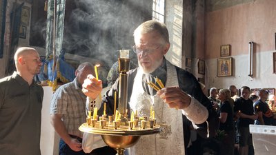 У Харкові прощаються з актором та волонтером Михайлом Кабановим: отець править службу У Харкові прощаються з актором та волонтером Михайлом Кабановим: отець править службу