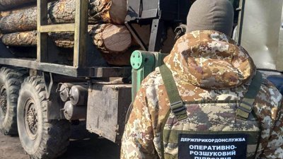 Везли деревину без документів — на Житомирщині прикордонники двічі за добу зупиняли вантажівки із лісом Везли деревину без документів — на Житомирщині прикордонники двічі за добу зупиняли вантажівки із лісом
