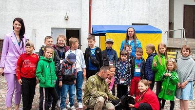 Тернопільські кінологи разом зі собаками завітали до дітей-переселенців Тернопільські кінологи разом зі собаками завітали до дітей-переселенців