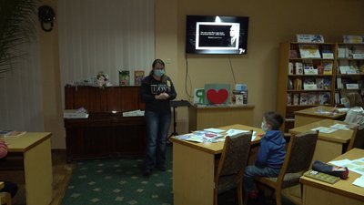 У Черкаській бібліотеці діти створюють лепбуки
