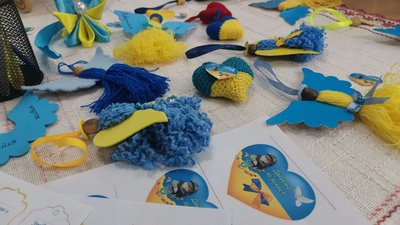 "З гарними думками": учителі на Полтавщині виготовляють патріотичні обереги для воїнів "З гарними думками": учителі на Полтавщині виготовляють патріотичні обереги для воїнів