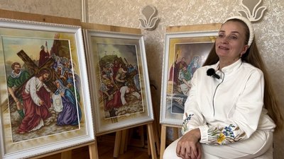 Вишивали три роки: у храмі на Рівненщині презентували волонтерську роботу прихожанок Вишивали три роки: у храмі на Рівненщині презентували волонтерську роботу прихожанок