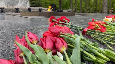 9 травня у Харкові: на Меморіалі Слави — тисячі людей 9 травня у Харкові: на Меморіалі Слави — тисячі людей