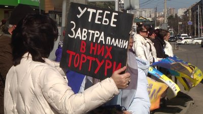 Учасниця акції тримає плакат